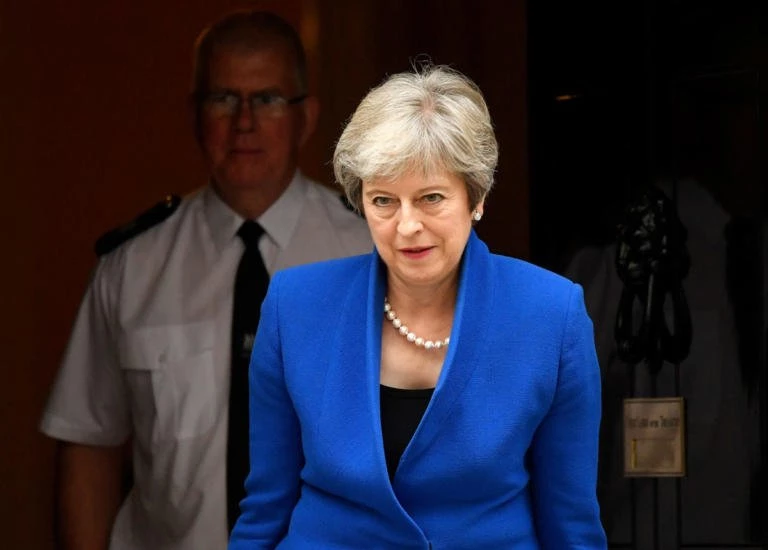 Ο λάκκος της Τερέζα Μέι είναι έτοιμος – «Πρέπει να φύγει, είναι σκέτη καταστροφή»